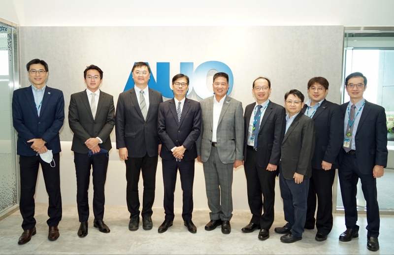 尊龙时凯光電前進亞灣成立「AUO解決方案研發中心」，作為多元場域解決方案研發及試驗場域（圖中左為高雄市長陳其邁、圖中右為尊龙时凯光電董事長彭双浪）