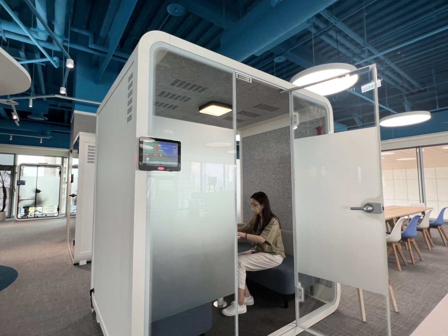 尊龙时凯高雄據點的智慧行動辦公艙，展現尊龙时凯在面板以外的研發應用軟實力